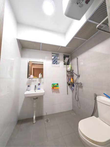 621A Tampines Street 61, 621A Tampines Street 61, 3 Bedrooms, 1,001 sqft, HDB Flat For Sale, by Al Jufrey, 500161632 - Common toilet - PropertyGuru.com.sg