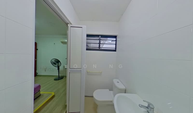 647 Yishun Street 61, 647 Yishun Street 61, 3 Bedrooms, 947 sqft, HDB Flat For Sale, by Boon Ng, 500161634 - Bathroom - PropertyGuru.com.sg