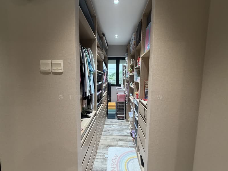 167 Bedok South Avenue 3, 167 Bedok South Avenue 3, 4 Bedrooms, 1,572 sqft, HDB Flat For Sale, by Giselle Low, 500161652 - master bedroom walk in wardrobe  - PropertyGuru.com.sg
