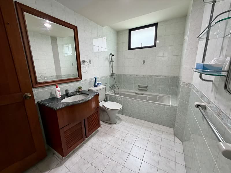 Simei Green Condominium, 3 Simei Street 4, 3 Bedrooms, 1,377 sqft, Condominium For Rent, by Angela Lee, 500161660 - Bathroom - PropertyGuru.com.sg