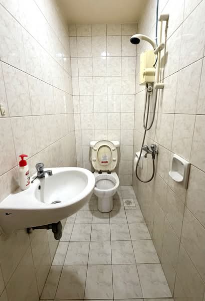 Simei Green Condominium, 3 Simei Street 4, 3 Bedrooms, 1,377 sqft, Condominium For Rent, by Angela Lee, 500161660 - Maid’s Bathroom - PropertyGuru.com.sg