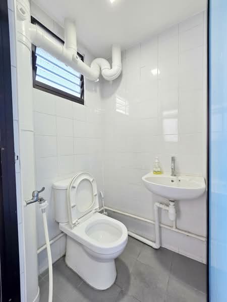 34 Jalan Bahagia, 34 Jalan Bahagia, 2 Bedrooms, 603 sqft, HDB Flat For Sale, by Adrian Tan, 500161668 - Bathroom - PropertyGuru.com.sg