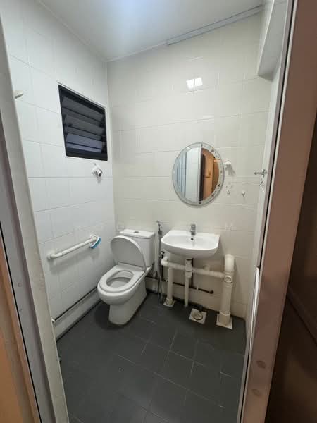 720 Ang Mo Kio Avenue 6, 720 Ang Mo Kio Avenue 6, 2 Bedrooms, 730 sqft, HDB Flat For Rent, by Roger Lim S.P, 500161678 - Bathroom - PropertyGuru.com.sg