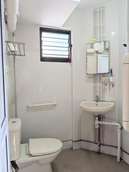 257 Jurong East Street 24, 257 Jurong East Street 24, 2 Bedrooms, 904 sqft, HDB Flat For Sale, by Andrew Chang, 500161692 - Bathroom - PropertyGuru.com.sg