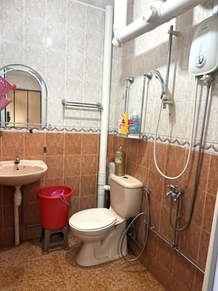 235 Bukit Batok East Avenue 5, 235 Bukit Batok East Avenue 5, 3 Bedrooms, 1,001 sqft, HDB Flat For Sale, by Thiru P, 500161796 - Bathroom - PropertyGuru.com.sg