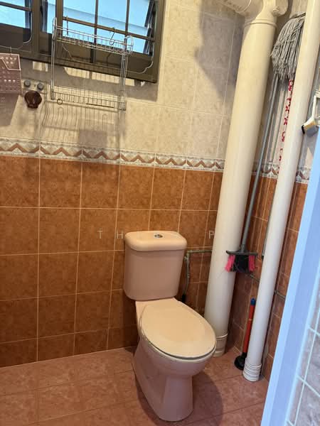 235 Bukit Batok East Avenue 5, 235 Bukit Batok East Avenue 5, 3 Bedrooms, 1,001 sqft, HDB Flat For Sale, by Thiru P, 500161796 - Bathroom - PropertyGuru.com.sg