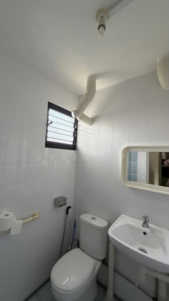 371 Clementi Avenue 4, 371 Clementi Avenue 4, 2 Bedrooms, 732 sqft, HDB Flat For Rent, by Christopher Lee BH, 500161811 - Bathroom - PropertyGuru.com.sg