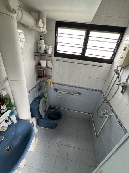 305 Clementi Avenue 4, 305 Clementi Avenue 4, 3 Bedrooms, 990 sqft, HDB Flat For Sale, by Nick C.S Teo, 500161813 - Bathroom - PropertyGuru.com.sg