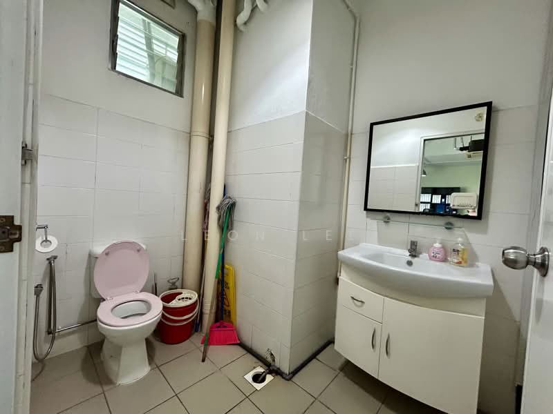 Wcega Tower, 21 Bukit Batok Crescent, 1,087 sqft, Light Industrial (B1) For Sale, by Leon Lee, 500161821 - Bathroom - CommercialGuru.com.sg
