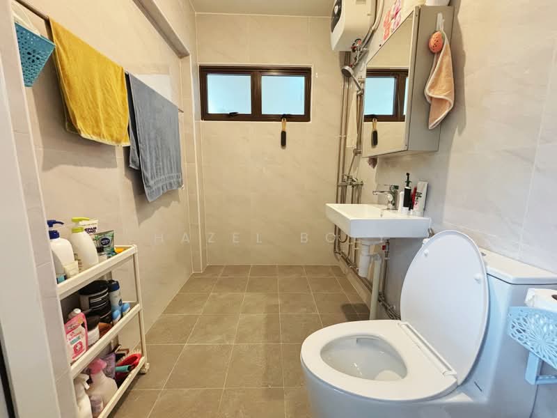 617 Ang Mo Kio Avenue 4, 617 Ang Mo Kio Avenue 4, 4 Bedrooms, 1,431 sqft, HDB Flat For Rent, by Hazel Boey, 500161829 - Bathroom - PropertyGuru.com.sg