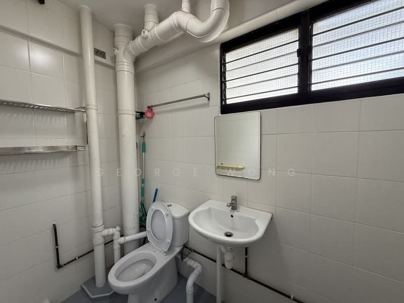 165 Woodlands Street 13, 165 Woodlands Street 13, 3 Bedrooms, 1,302 sqft, HDB Flat For Sale, by George Wong, 500161831 - Bathroom - PropertyGuru.com.sg