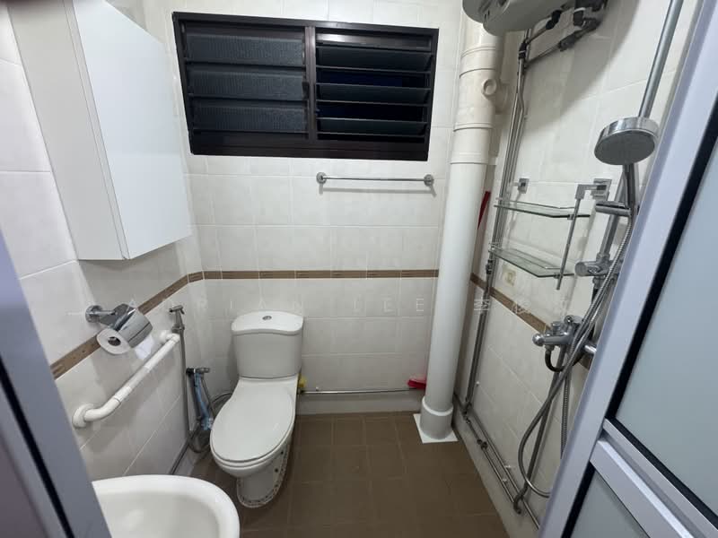 368 Bukit Batok Street 31, 368 Bukit Batok Street 31, Room Rental, 150 sqft, HDB Flat For Rent, by Adrian Lee 李俊汶, 500161835 - Bathroom - PropertyGuru.com.sg