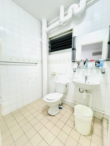 357 Tampines Street 33, 357 Tampines Street 33, Room Rental, 1,313 sqft, HDB Flat For Rent, by Alson Ng Real Estate, 500161847 - Ensuite Bathroom - PropertyGuru.com.sg