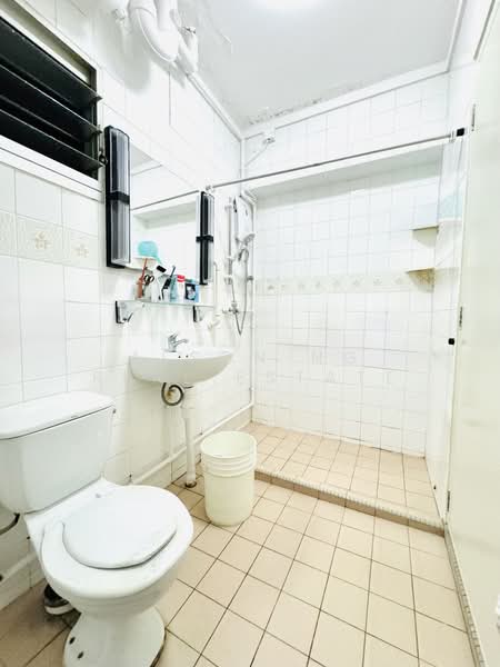 357 Tampines Street 33, 357 Tampines Street 33, Room Rental, 1,313 sqft, HDB Flat For Rent, by Alson Ng Real Estate, 500161847 - Ensuite Bathroom - PropertyGuru.com.sg