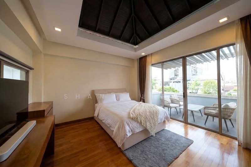 Semi Detached Jalan Remis for rent. Quiet enclave. Swimming pool. 4Bedroom, 4Bed + Helper room| 5 bath | Granny room | Swimming Pool | Park 1 car, 4 Bedrooms, 5,000 sqft, Semi-Detached House For Rent, by Shanel Liew, 500161880 - Bedroom - PropertyGuru.com.sg