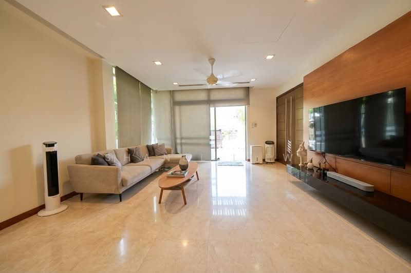 ⭐️ ⭐️ Semi Detached in Siglap. Walk to Bayshore MRT for rent. Quiet enclave. Pool, 4Bed + Helper room| 5 bath | Granny room | Swimming Pool | Park 1 car, 4 Bedrooms, 5,000 sqft, Semi-Detached House For Rent, by Shanel Liew, 500161880 - Living Room - PropertyGuru.com.sg
