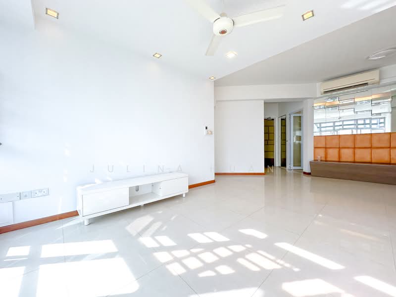 195D Punggol Road, 195D Punggol Road, 3 Bedrooms, 968 sqft, HDB Flat For Sale, by Julina Huang, 500161898 - Living Room - PropertyGuru.com.sg