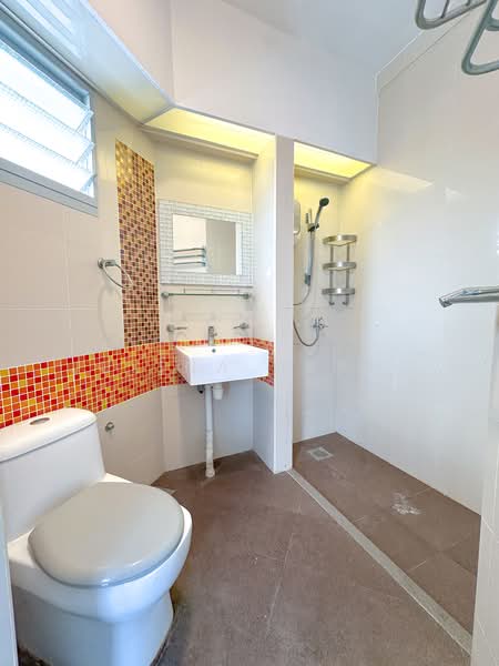 195D Punggol Road, 195D Punggol Road, 3 Bedrooms, 968 sqft, HDB Flat For Sale, by Julina Huang, 500161898 - Bathroom - PropertyGuru.com.sg