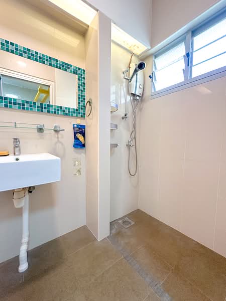 195D Punggol Road, 195D Punggol Road, 3 Bedrooms, 968 sqft, HDB Flat For Sale, by Julina Huang, 500161898 - Bathroom - PropertyGuru.com.sg