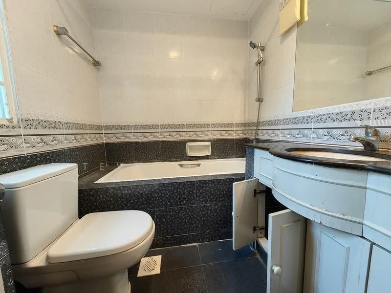 Royal Palm Mansions, 330 Pasir Panjang Road, 3 Bedrooms, 1,238 sqft, Condominium For Rent, by Steven Jeremiah, 500161966 - Bathroom - PropertyGuru.com.sg