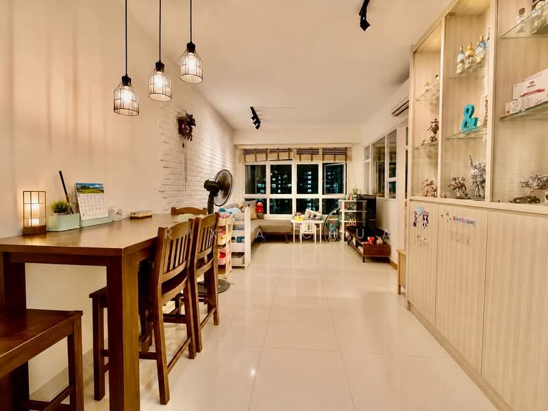 664A Punggol Drive, 664A Punggol Drive, 3 Bedrooms, 969 sqft, HDB Flat For Sale, by Trixia Chua, 500162004 - Living Room - PropertyGuru.com.sg