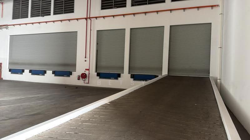 8m Clear Ceiling Height, 5 Dedicated Loading Bays - Near MRT, Boon Lay / Jurong / Tuas, 38,000 sqft, Warehouse For Rent, by Betsy Loh, 500162021 - Exterior - CommercialGuru.com.sg