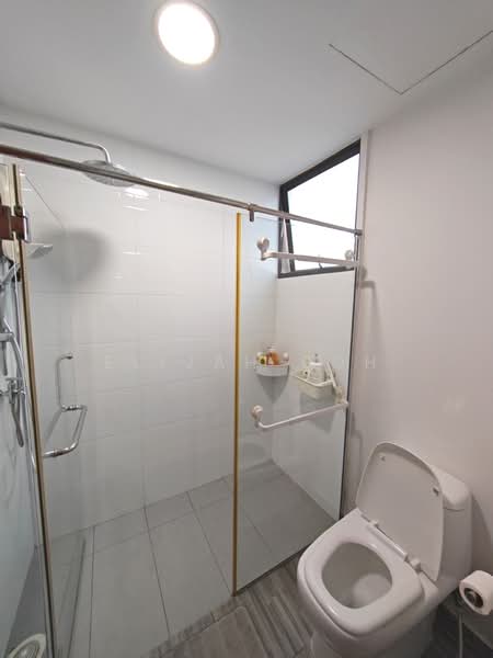 Parc Oasis, 35 Jurong East Avenue 1, 3 Bedrooms, 1,227 sqft, Condominium For Sale, by Elijah Poh, 500162046 - Bathroom - PropertyGuru.com.sg