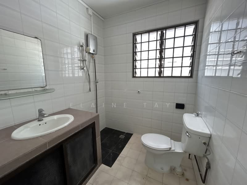 East Coast road @ Marine Parade mrt, , Room Rental, 130 sqft, Terraced House For Rent, by Elaine Tay, 500162061 - Bathroom - PropertyGuru.com.sg