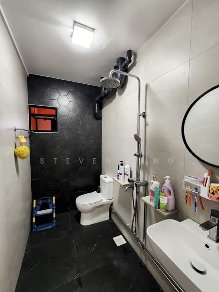 297 Bukit Batok Street 22, 297 Bukit Batok Street 22, 3 Bedrooms, 1,076 sqft, HDB Flat For Sale, by Steven Ling, 500162063 - Bathroom - PropertyGuru.com.sg