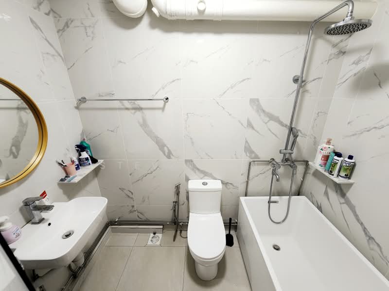 297 Bukit Batok Street 22, 297 Bukit Batok Street 22, 3 Bedrooms, 1,076 sqft, HDB Flat For Sale, by Steven Ling, 500162063 - Bathroom - PropertyGuru.com.sg