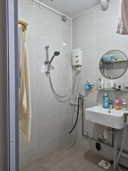 206 Petir Road, 206 Petir Road, 2 Bedrooms, 786 sqft, HDB Flat For Sale, by Luke Chew, 500162080 - Bathroom - PropertyGuru.com.sg