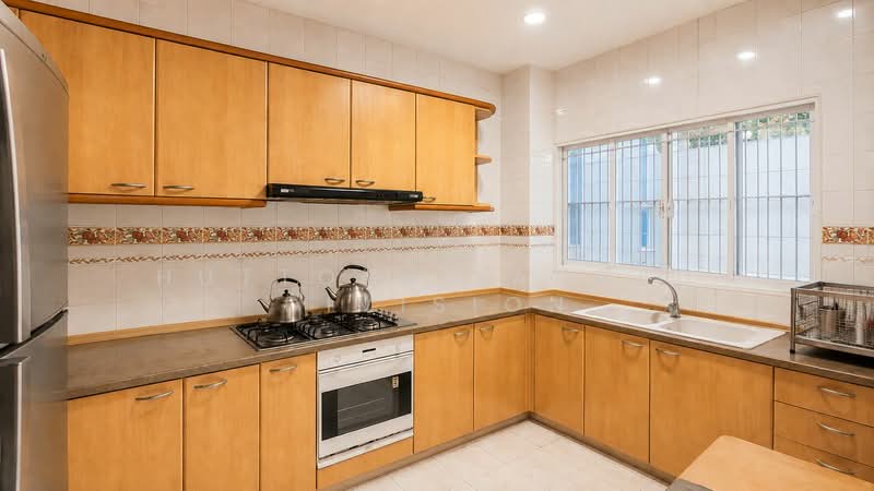 3-Sty Int-Terrace near Serangoon MRT Interchange, Maris Stella & Plmgs, Serangoon Terrace, Serangoon Ave 1, Serangoon Lane, Jalan Rindu, How Sun Walk, 5 Bedrooms, 2,400 sqft, Terraced House For Sale, by TRAVIS SEAH, 500162092 - Kitchen - PropertyGuru.com.sg