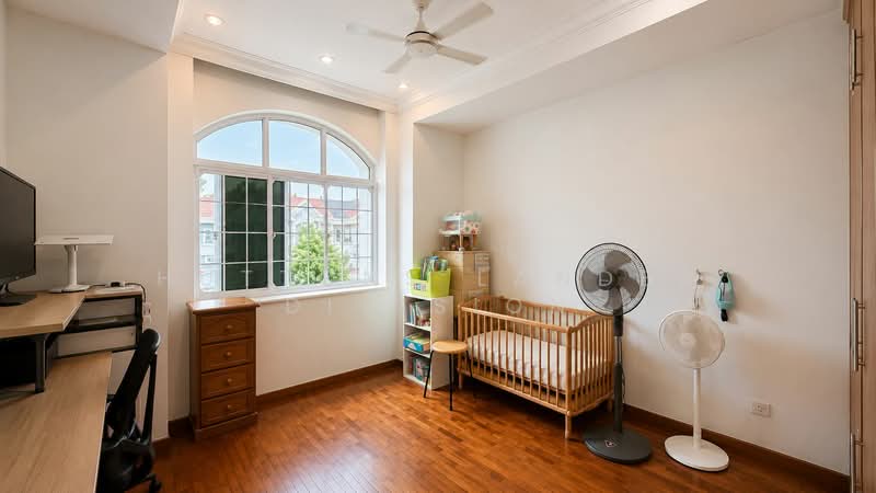3-Sty Int-Terrace near Serangoon MRT Interchange, Maris Stella & Plmgs, Serangoon Terrace, Serangoon Ave 1, Serangoon Lane, Jalan Rindu, How Sun Walk, 5 Bedrooms, 2,400 sqft, Terraced House For Sale, by TRAVIS SEAH, 500162092 - Bedroom - PropertyGuru.com.sg