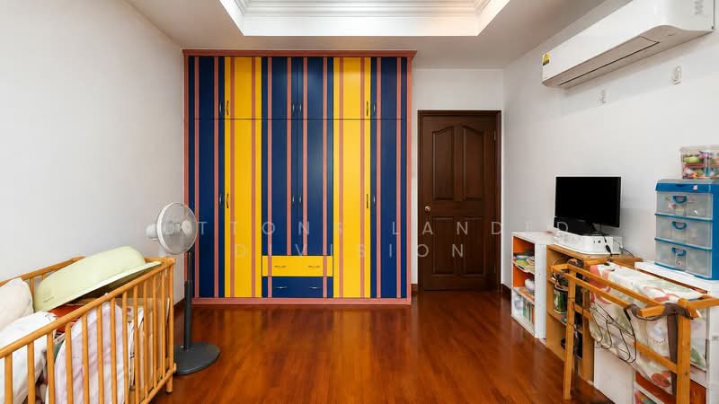 3-Sty Int-Terrace near Serangoon MRT Interchange, Maris Stella & Plmgs, Serangoon Terrace, Serangoon Ave 1, Serangoon Lane, Jalan Rindu, How Sun Walk, 5 Bedrooms, 2,400 sqft, Terraced House For Sale, by TRAVIS SEAH, 500162092 - Bedroom - PropertyGuru.com.sg