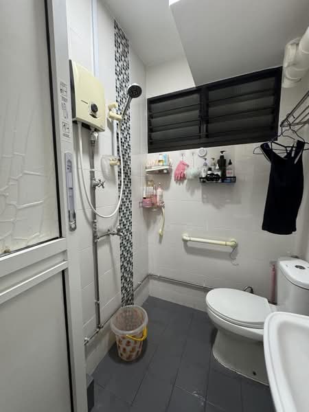 639 Ang Mo Kio Avenue 6, 639 Ang Mo Kio Avenue 6, 2 Bedrooms, 882 sqft, HDB Flat For Sale, by Sue Ooi, 500162107 - Bathroom - PropertyGuru.com.sg