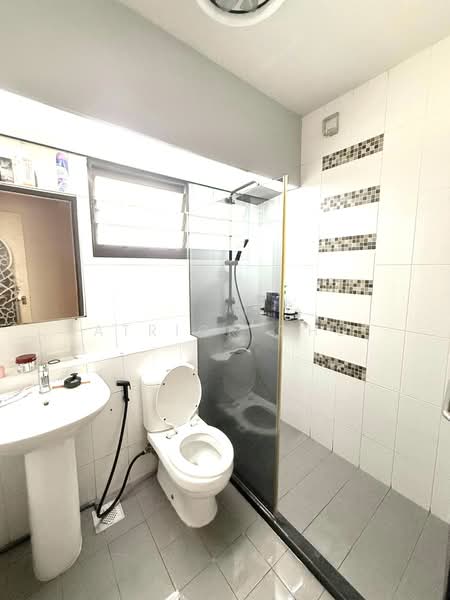 547A Segar Road, 547A Segar Road, 3 Bedrooms, 990 sqft, HDB Flat For Sale, by Patrick Chee, 500162115 - Bathroom - PropertyGuru.com.sg