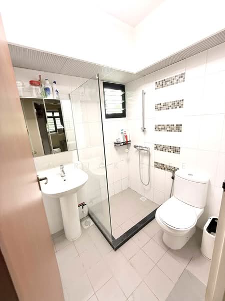 547A Segar Road, 547A Segar Road, 3 Bedrooms, 990 sqft, HDB Flat For Sale, by Patrick Chee, 500162115 - Bathroom - PropertyGuru.com.sg