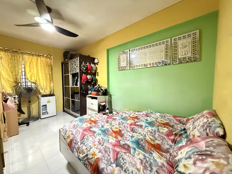 430 Choa Chu Kang Avenue 4, 430 Choa Chu Kang Avenue 4, 3 Bedrooms, 1,119 sqft, HDB Flat For Sale, by Yvonne Lai, 500162121 - Bedroom - PropertyGuru.com.sg