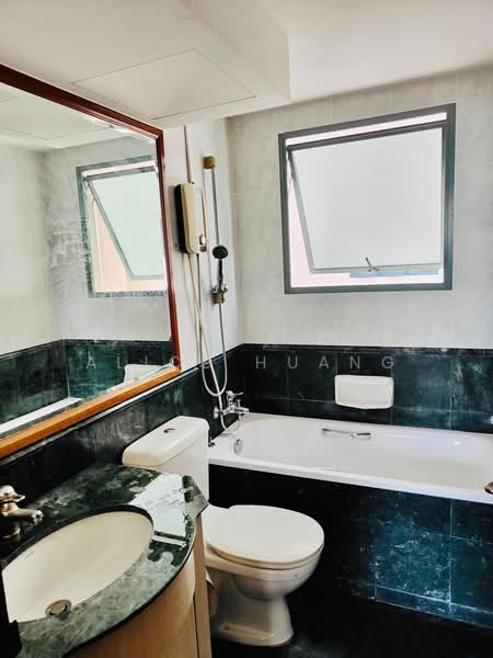 Palm Gardens, 2A Hong San Walk, 2 Bedrooms, 958 sqft, Condominium For Rent, by Alice Huang, 500162132 - Bathroom - PropertyGuru.com.sg