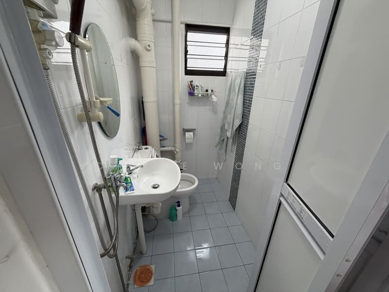 269 Bukit Batok East Avenue 4, 269 Bukit Batok East Avenue 4, 2 Bedrooms, 689 sqft, HDB Flat For Sale, by Cherie Wong, 500162141 - Bathroom - PropertyGuru.com.sg