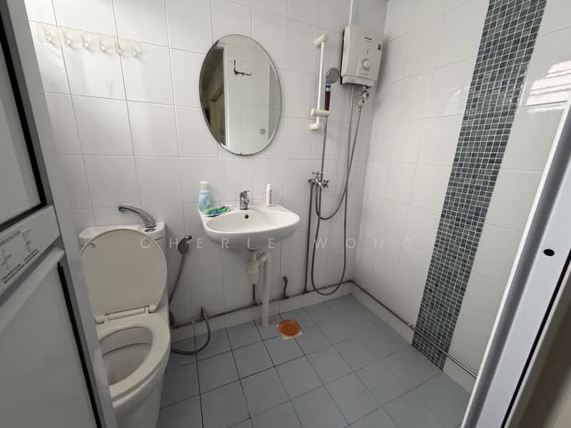269 Bukit Batok East Avenue 4, 269 Bukit Batok East Avenue 4, 2 Bedrooms, 689 sqft, HDB Flat For Sale, by Cherie Wong, 500162141 - Bathroom - PropertyGuru.com.sg