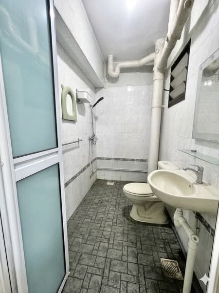 653B Jurong West Street 61, 653B Jurong West Street 61, 3 Bedrooms, 1,195 sqft, HDB Flat For Rent, by Esther Low, 500162215 - Common Bathroom - PropertyGuru.com.sg