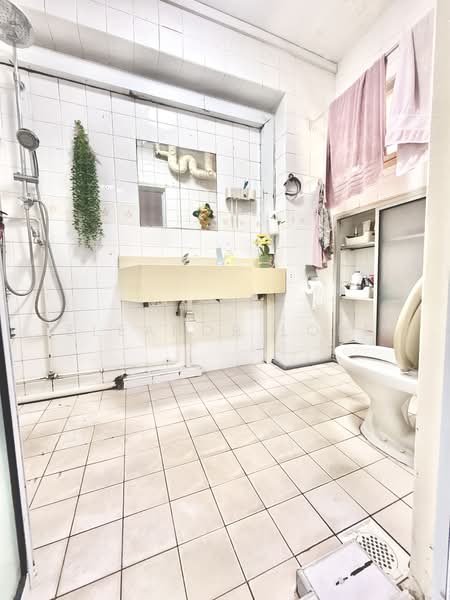 359 Woodlands Avenue 5, 359 Woodlands Avenue 5, 3 Bedrooms, 1,572 sqft, HDB Flat For Sale, by Eleanor Loke, 500162231 - Master Bathroom - PropertyGuru.com.sg