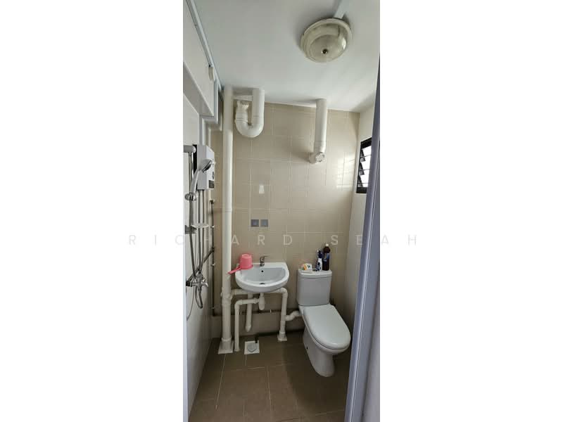 624 Ang Mo Kio Avenue 4, 624 Ang Mo Kio Avenue 4, 2 Bedrooms, 731 sqft, HDB Flat For Rent, by Richard Seah, 500162338 - Bathroom - PropertyGuru.com.sg
