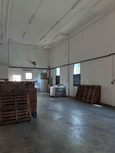 Tradehub 21, 18 Boon Lay Way, 3,853 sqft, Light Industrial (B1) For Rent, by SHERRY SHEN, 500162386 - Ground floor production area - CommercialGuru.com.sg