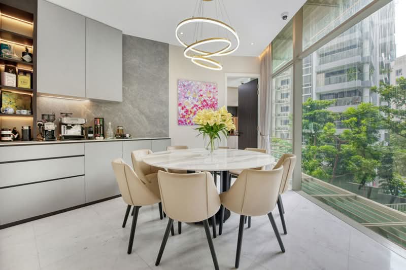 The Edge on Cairnhill, 130 Cairnhill Road, 4 Bedrooms, 2,131 sqft, Condominium For Sale, by Zack Chua, 500162412 - Dining Room and Bar Counter - PropertyGuru.com.sg