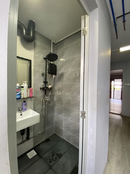 745 Jurong West Street 73, 745 Jurong West Street 73, 3 Bedrooms, 1,119 sqft, HDB Flat For Sale, by Nijamudeen Deeno, 500162453 - Bathroom - PropertyGuru.com.sg