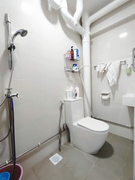 136 Serangoon North Avenue 2, 136 Serangoon North Avenue 2, 3 Bedrooms, 1,109 sqft, HDB Flat For Sale, by James Lee, 500162496 - Bathroom - PropertyGuru.com.sg