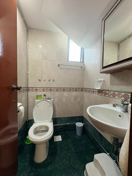 Aquarius By The Park, 9 Bedok Reservoir View, 3 Bedrooms, 2,185 sqft, Condominium For Rent, by PAULINE MARIE LIM AI HSIA, 500162512 - Bathroom - PropertyGuru.com.sg