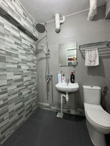 414 Pandan Gardens, 414 Pandan Gardens, 3 Bedrooms, 97 sqft, HDB Flat For Sale, by Ken Tan, 500162547 - Bathroom - PropertyGuru.com.sg